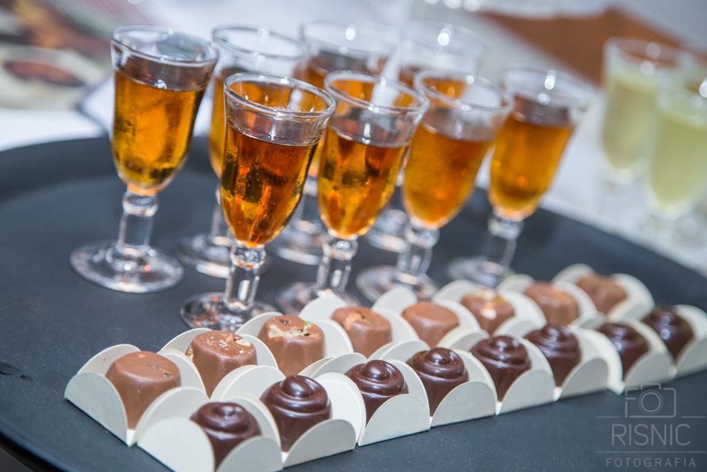 Nesta foto temos os chocolates da Chocommelier junto com licor para harmonização com o chocolate