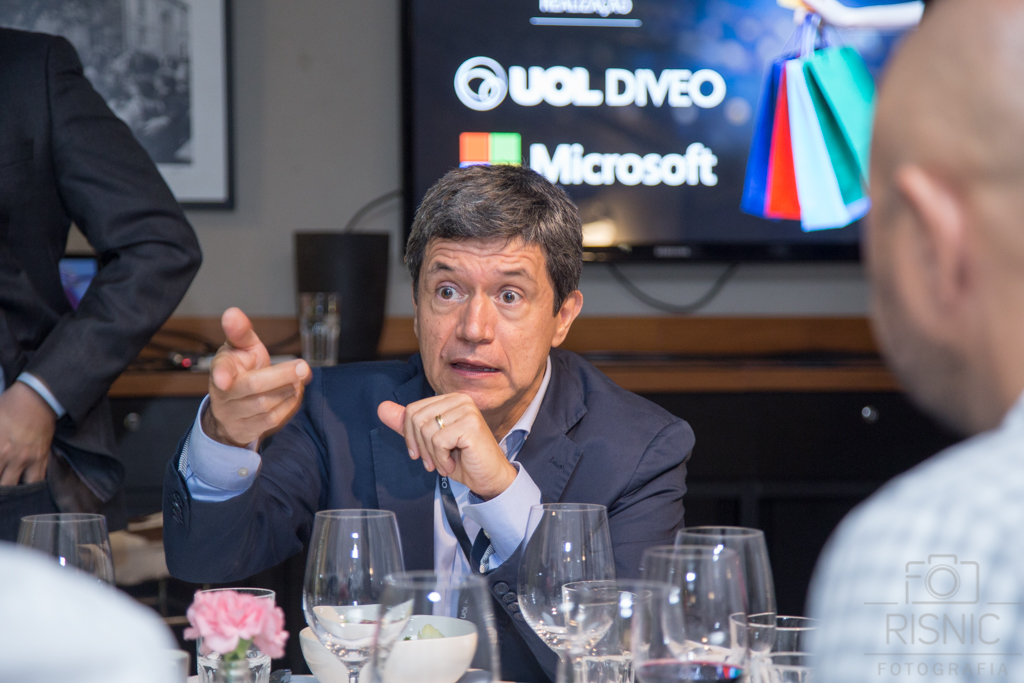 Nesta foto temos o Gil Torquato, CEO do UOLDIVEO, sentado a mesa e conversando