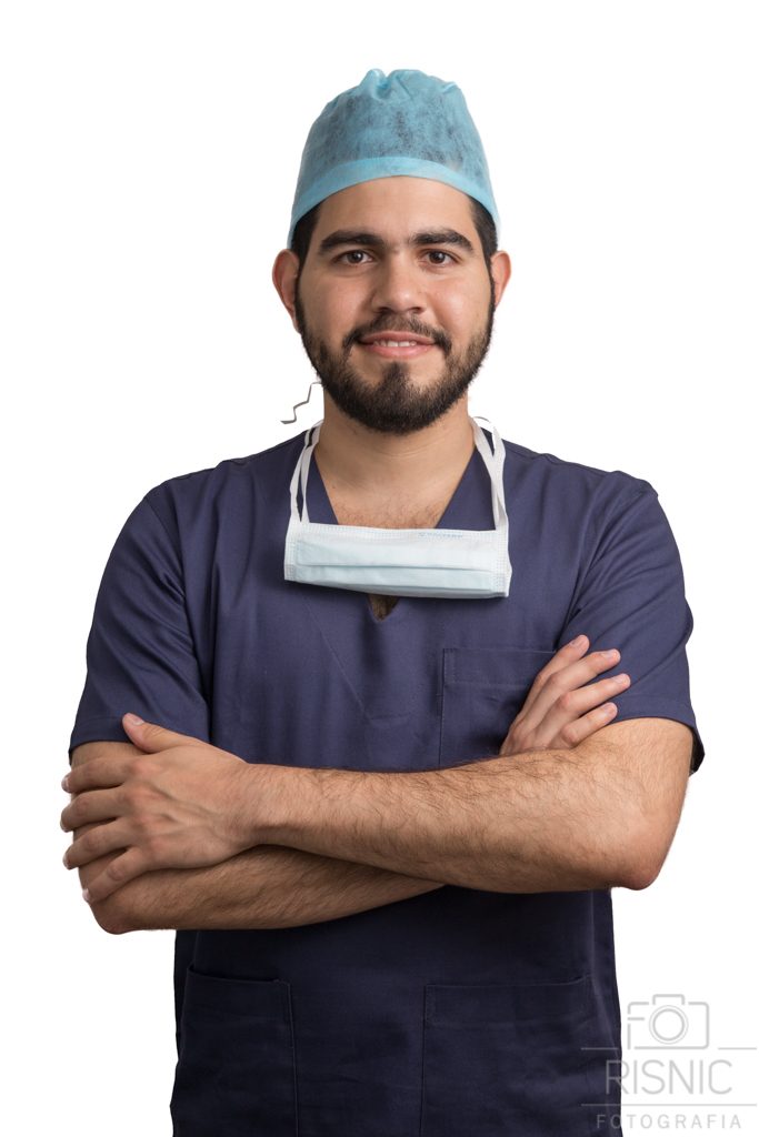 Retrato Corporativo do Médico Especialista em Urologia Thiago Mourão, usando roupa cirúrgica