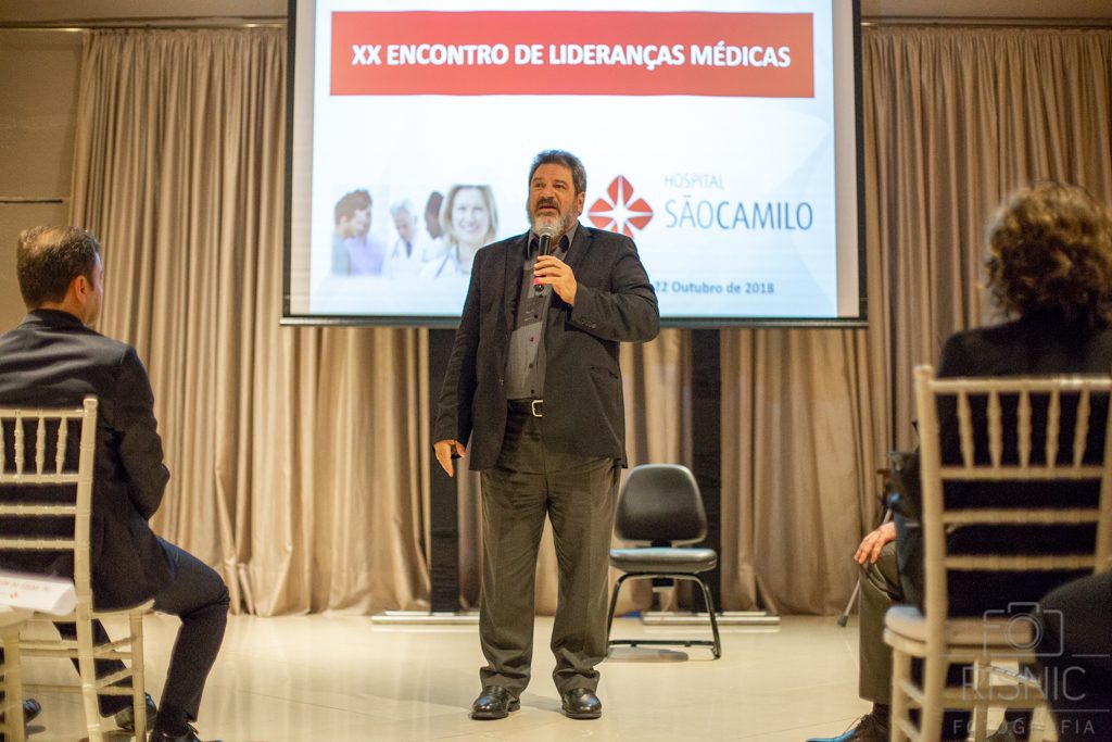 Mario Sergio Cortella palestrando no evento XX Encontro de Lideranças Médicas, organizado pelo Hospital São Camilo