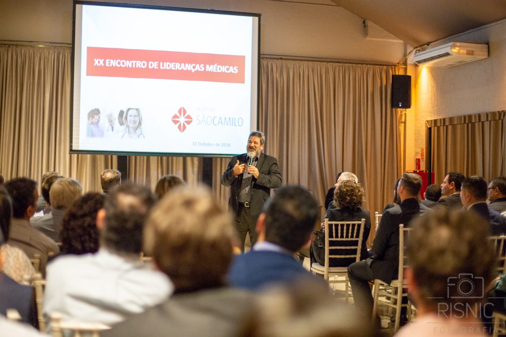 Mario Sergio Cortella palestrando no evento XX Encontro de Lideranças Médicas