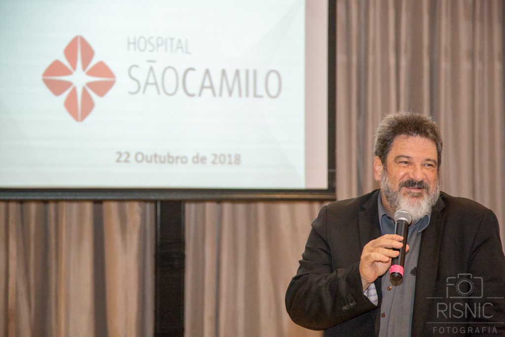 Mario Sergio Cortella palestrando no evento XX Encontro de Lideranças Médicas, organizado pelo Hospital São Camilo na Pompéia