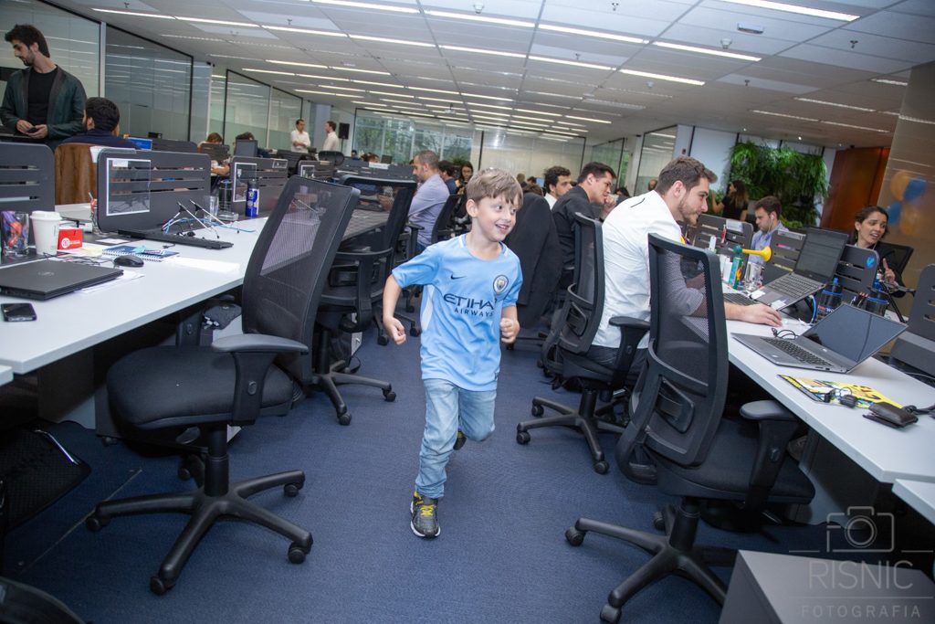 Kids day no escritório Neoway: corrida no meio do escritório