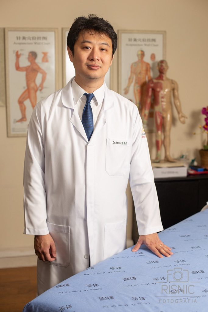 Retrato Corporativo do Médico Marcus Yu Bin Pai, especialista em Acunpuntura e Dor, em seu consultório