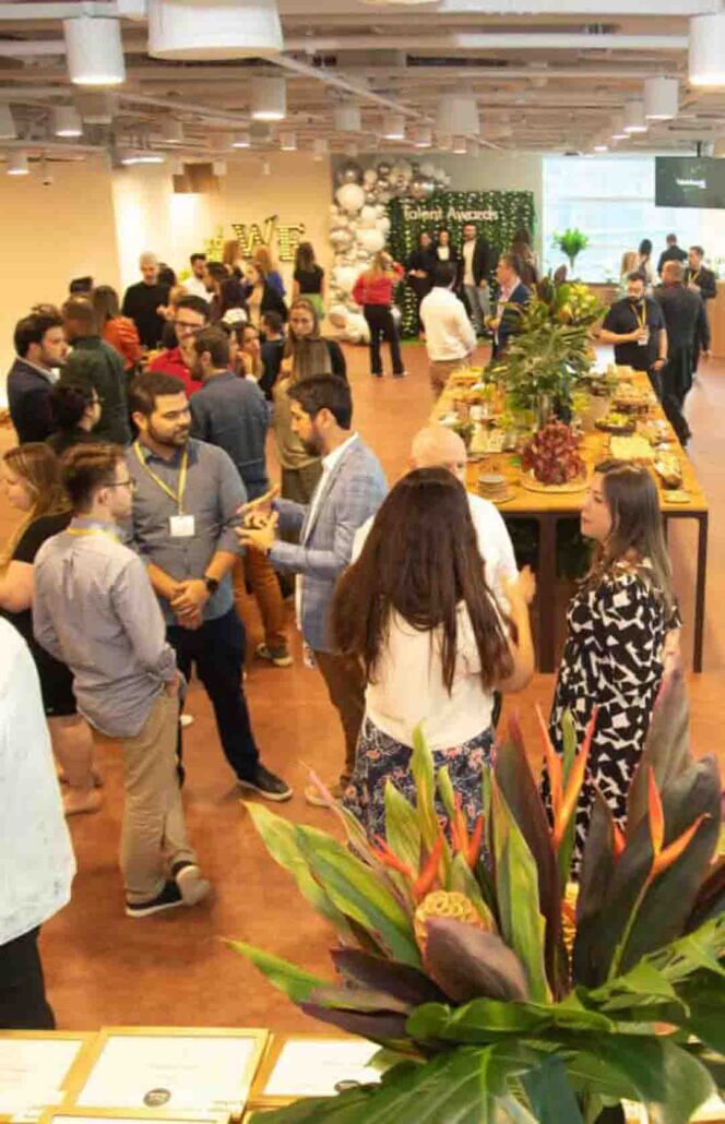 Foto de coquetel em evento empresarial com networking