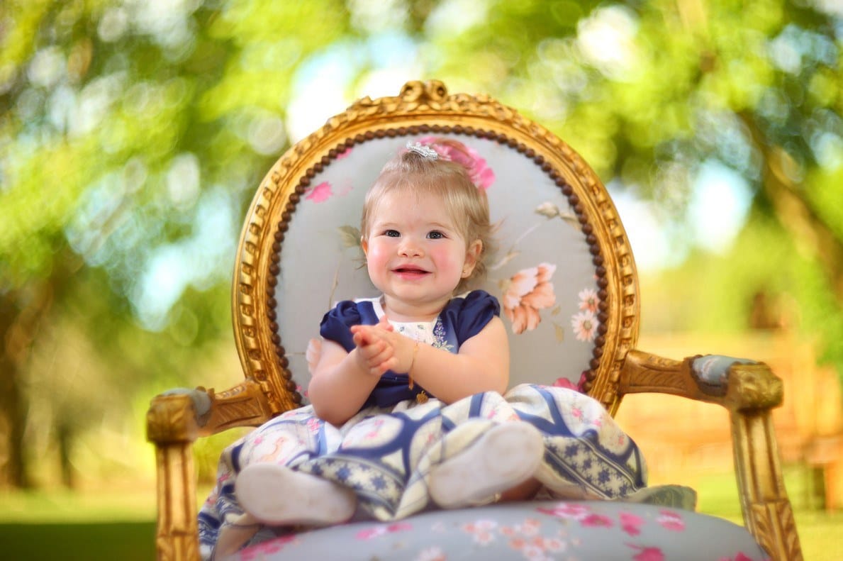 Bebê sorrindo durante aniversário infantil em São Paulo.