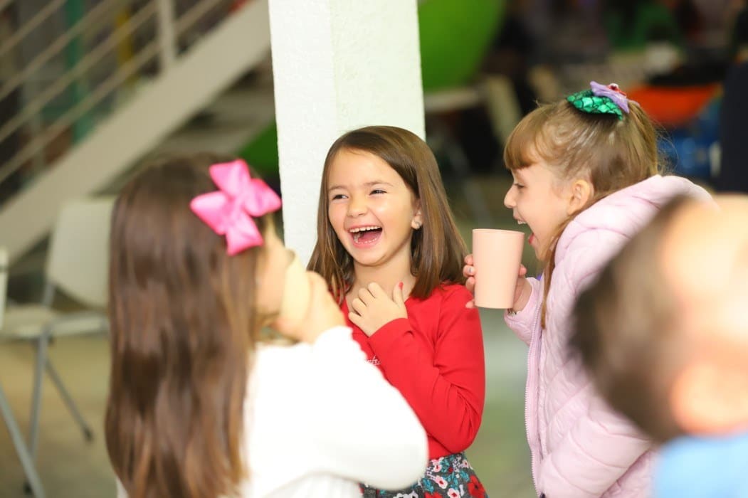 Crianças brincando e se divertindo juntas durante uma festa infantil em São Paulo.