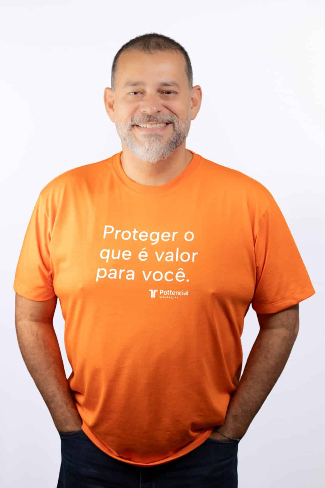 Retrato corporativo de colaborador da Pottencial Seguradora com polo laranja