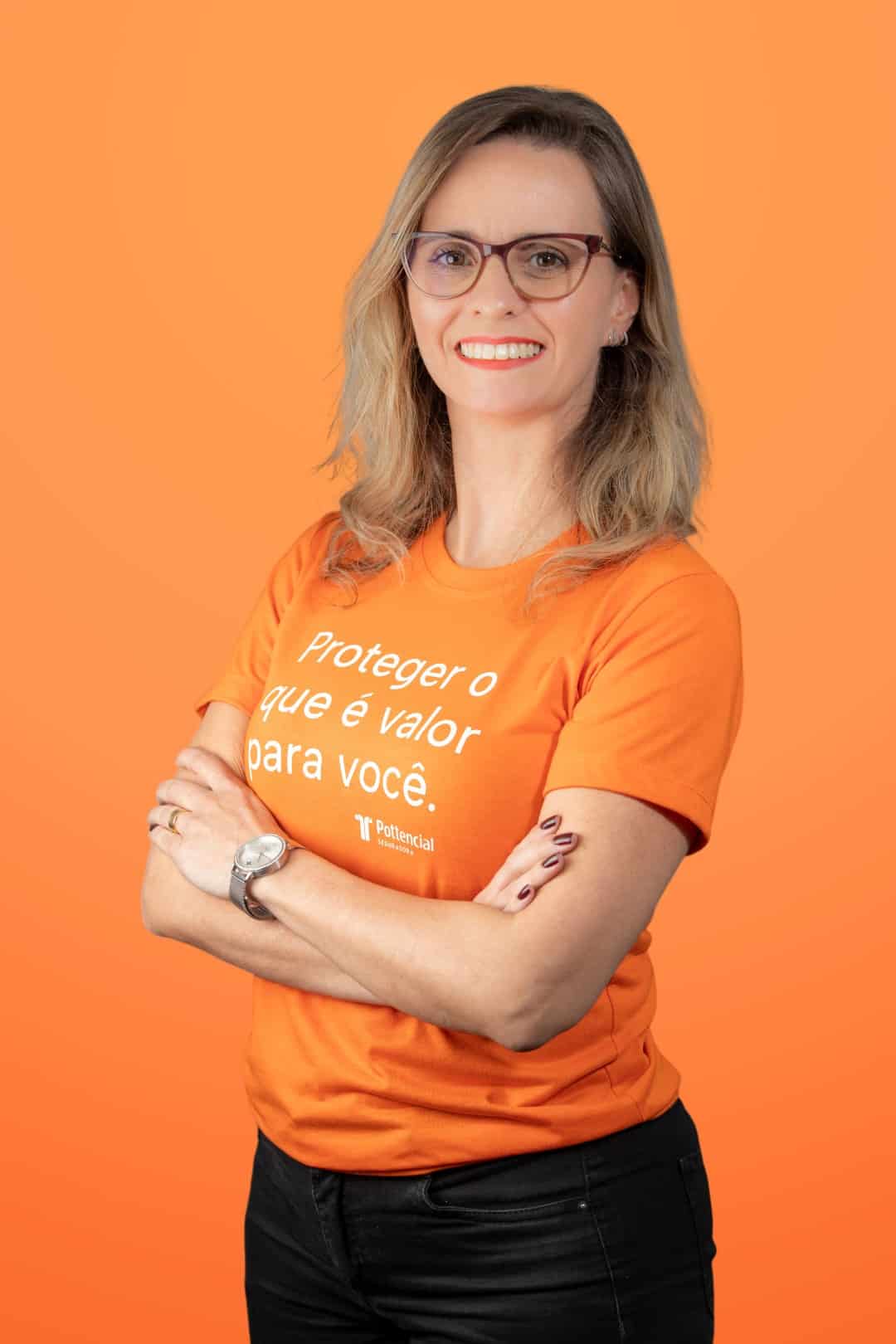 Retrato profissional de colaborador da Pottencial Seguradora com camiseta institucional