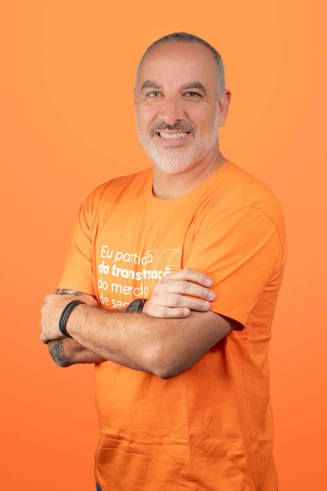 Retrato profissional de colaboradora da Pottencial Seguradora com camiseta institucional