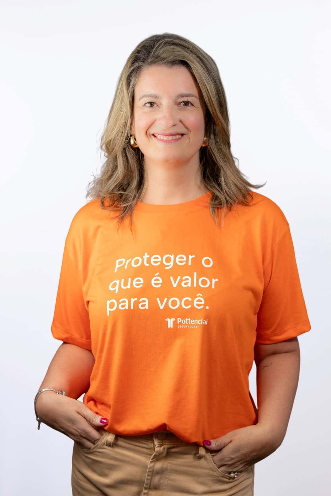 Retrato corporativo de colaboradora da Pottencial Seguradora usando óculos